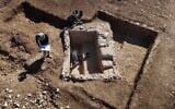 Un ancien mikvé de 25 tonnes découvert dans la ville de Kiryat Gat, dans le sud du pays (Crédit : Emil Aladjem/Autorité israélienne des antiquités)