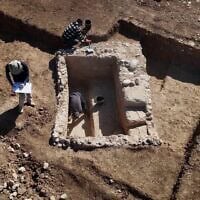 Un ancien mikvé de 25 tonnes découvert dans la ville de Kiryat Gat, dans le sud du pays (Crédit : Emil Aladjem/Autorité israélienne des antiquités)
