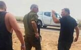 Yaïr Golan (à gauche), aux côtés d’Oz Davidian (à droite), un agriculteur de la frontière avec Gaza, sur une photo montrant Golan partant secourir des survivants près de la frontière avec Gaza peu après l’invasion du Hamas le 7 octobre 2023. (Crédit : Autorisation)