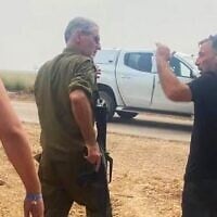 Yaïr Golan (à gauche), aux côtés d’Oz Davidian (à droite), un agriculteur de la frontière avec Gaza, sur une photo montrant Golan partant secourir des survivants près de la frontière avec Gaza peu après l’invasion du Hamas le 7 octobre 2023. (Crédit : Autorisation)