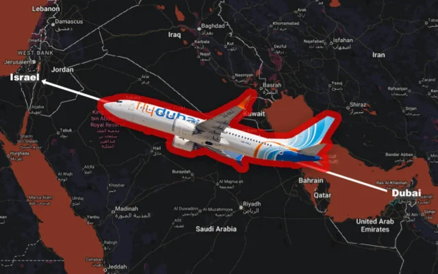 Illustration : Un Boeing 737 MAX 8 de Flydubai survolant une carte indiquant la trajectoire entre Dubaï et Israël. (Crédit : Boarding1Now/iStock/Capture d’écran via Google Maps)