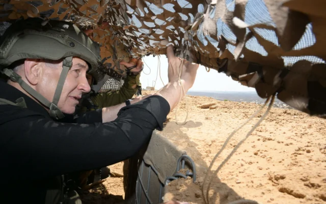 Le Premier ministre Benjamin Netanyahu en visite dans un poste de l'armée israélienne à Gaza, le 2 septembre 2026. (Crédit: Amos Ben Gershom / GPO)