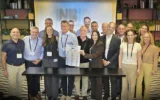La Dre Anat Cohen-Dayag (au premier rang, quatrième en partant de la droite) et Sam Moed (au premier rang, quatrième en partant de la gauche) lancent le Centre national d'innovation biotechnologique d'Israël (INBI) avec les représentants de 15 universités, centres hospitaliers et organisations de santé de premier plan en Israël, le 6 septembre 2026. (Avec l'aimable autorisation de Yossi Zwecker)