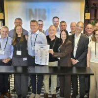 La Dre Anat Cohen-Dayag (au premier rang, quatrième en partant de la droite) et Sam Moed (au premier rang, quatrième en partant de la gauche) lancent le Centre national d'innovation biotechnologique d'Israël (INBI) avec les représentants de 15 universités, centres hospitaliers et organisations de santé de premier plan en Israël, le 6 septembre 2026. (Avec l'aimable autorisation de Yossi Zwecker)