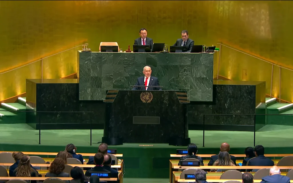 Le Premier ministre israélien Benjamin Netanyahu s’exprimant lors de la 81ᵉ session de l’Assemblée générale des Nations unies, au siège de l’ONU, le 24 septembre 2026. (Crédit : Capture d'écran/Nations unies via YouTube)