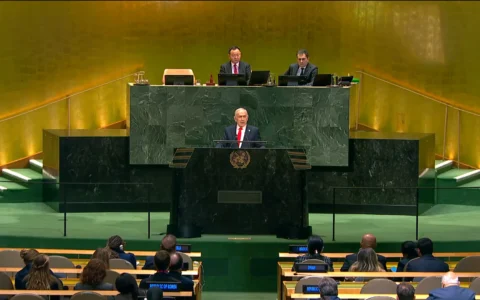 Le Premier ministre israélien Benjamin Netanyahu s’exprimant lors de la 81ᵉ session de l’Assemblée générale des Nations unies, au siège de l’ONU, le 24 septembre 2026. (Crédit : Capture d'écran/Nations unies via YouTube)