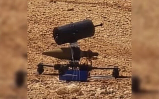 Illustration : Un drone en vue à la première personne (FPV) lancé par le groupe terroriste chiite libanais du Hezbollah qui s'est posé sans exploser dans le nord d'Israël, le 9 mai 2026. (Crédit : Capture d'écran ; utilisée conformément à l'article 27a de la loi sur le droit d'auteur)