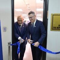 Le ministre des Affaires étrangères Gideon Saar et le vice-président et ministre des Affaires étrangères de Nauru, Lionel Rouwen Aingimea, inaugurant l’ambassade de Nauru à Jérusalem, le 7 septembre 2026. (Crédit : Shlomi Amselam/Bureau de la presse gouvernementale)