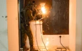 Des soldats de l'armée israélienne bouclent le domicile d'un terroriste palestinien dans le village de Bidu, en Cisjordanie, le 25 septembre 2026. (Crédit: Tsahal)