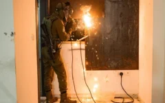 Des soldats de l'armée israélienne bouclent le domicile d'un terroriste palestinien dans le village de Bidu, en Cisjordanie, le 25 septembre 2026. (Crédit: Tsahal)