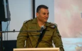Le général de division Yaniv Asor, chef du Commandement du Sud, prenant la parole lors d'un événement organisé à l'occasion du Nouvel An juif, au Conseil régional d'Eshkol, le 15 septembre 2026. (Crédit : Armée israélienne)