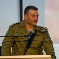 Le général de division Yaniv Asor, chef du Commandement du Sud, prenant la parole lors d'un événement organisé à l'occasion du Nouvel An juif, au Conseil régional d'Eshkol, le 15 septembre 2026. (Crédit : Armée israélienne)