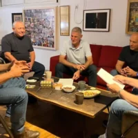 De gauche à droite : Yaïr Lapid, Gadi Eisenkot, Yair Golan, Naftali Bennett et Avigdor Liberman se réunissent au domicile de Yaïr Lapid à Tel Aviv, le 26 septembre 2026. (Crédit : Autorisation)