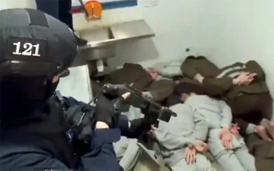 Capture d'écran issue d'une vidéo de prisonniers palestiniens aperçus lors d'une vidéo filmée lorsque le ministre de la Sécurité intérieure, Itamar Ben Gvir, a visité la prison d'Ofer le 13 février 2026. (X)