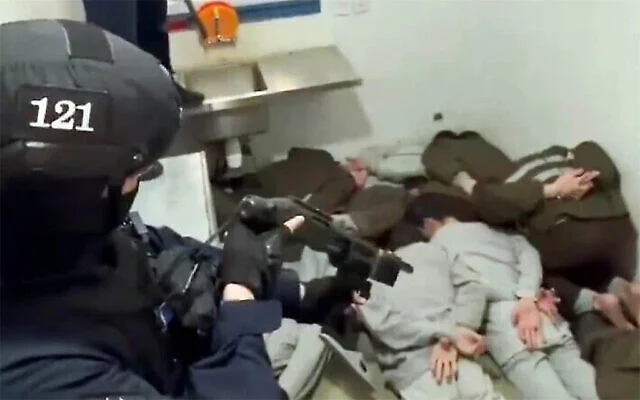 Capture d'écran issue d'une vidéo de prisonniers palestiniens aperçus lors d'une vidéo filmée lorsque le ministre de la Sécurité intérieure, Itamar Ben Gvir, a visité la prison d'Ofer le 13 février 2026. (X)