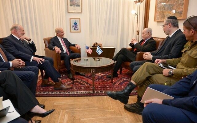 Le Premier ministre Benjamin Netanyahu s’est entretenu à Jérusalem avec l’ambassadeur américain au Liban, Michel Issa, et l’ambassadeur américain en Israël, Mike Huckabee, le 1er septembre 2026. (Crédit: Maayan Toaf / GPO)