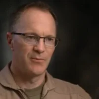 L'officier d'équipage du F-15 abattu au-dessus de l'Iran en avril, connu uniquement sous le nom de « Bravo », accordant une interview diffusée le 13 septembre 2026. (Crédit : Capture d'écran/CBS 60 Minutes)