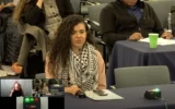 Hannah Gann, enseignante juive dans une école publique et militante à Philadelphie qui s’est fait passer pour une Palestinienne pendant des années, s’adresse à une réunion du Conseil de l’éducation de Philadelphie, le 4 décembre 2025. (Crédit : Capture d’écran/JTA)