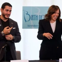 Le candidat au Sénat, le Dr. Abdul El-Sayed, et l'ancienne vice-présidente Kamala Harris participant à une table ronde sur la santé reproductive, à Détroit, le 22 septembre 2026. (Crédit : David Guralnick/Detroit News via AP, Pool)