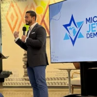 Abdul El-Sayed, candidat démocrate du Michigan au Sénat américain, s’adresse au caucus juif démocrate de l’État lors de son événement annuel « Summer Simcha », alors que sa campagne suscite une inquiétude croissante au sein de la communauté juive, à Birmingham, dans le Michigan, le 30 août 2026. (Crédit : Andrew Lapin/JTA)