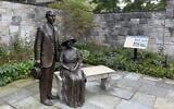 Les statues d'Henry et de Clara Ford surplombant le jardin de leur demeure historique de Fair Lane, à Dearborn, dans le Michigan, le 2 septembre 2026. (Crédit : Andrew Lapin/JTA)