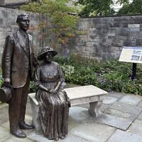 Les statues d'Henry et de Clara Ford surplombant le jardin de leur demeure historique de Fair Lane, à Dearborn, dans le Michigan, le 2 septembre 2026. (Crédit : Andrew Lapin/JTA)