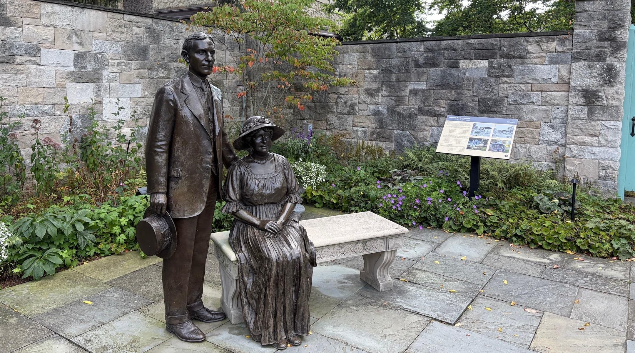 Les statues d'Henry et de Clara Ford surplombant le jardin de leur demeure historique de Fair Lane, à Dearborn, dans le Michigan, le 2 septembre 2026. (Crédit : Andrew Lapin/JTA) Les statues d'Henry et de Clara Ford surplombant le jardin de leur demeure historique de Fair Lane, à Dearborn, dans le Michigan, le 2 septembre 2026. (Crédit : Andrew Lapin/JTA)