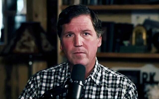 Le podcasteur de droite Tucker Carlson lors d’une interview sur la Treizième chaîne, le 19 mai 2026. (Crédit : Capture d’écran)
