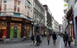 Des passants dans les rues de Maastricht, le 3 février 2017. (Crédit : Sophie Mignon/AFP)