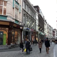 Des passants dans les rues de Maastricht, le 3 février 2017. (Crédit : Sophie Mignon/AFP)
