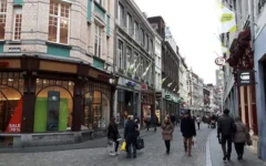 Des passants dans les rues de Maastricht, le 3 février 2017. (Crédit : Sophie Mignon/AFP)