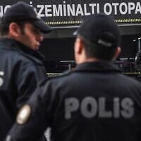 Des policiers turcs à Istanbul en 2018. (Crédit : Ozan Kose/AFP)