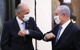 Le Premier ministre Benjamin Netanyahu (à droite) rencontrant son homologue slovène, Janez Jansa, tous deux portant un masque en raison de la pandémie de COVID-19, à Jérusalem le 8 décembre 2020. (Crédit : Ohad Zwigenberg/POOL/AFP)