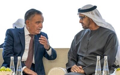 Cette photo fournie par le ministère des Affaires présidentielles des Émirats arabes unis montre (de droite à gauche) le président des Émirats arabes unis, le cheikh Mohamed bin Zayed al-Nahyan, en compagnie de Saleh Boucha, envoyé spécial du président algérien, au Sea Palace, à Abou Dhabi, la capitale des Émirats arabes unis, le 24 janvier 2023. (Crédit : Mohamed AL-HAMMADI/Ministère des Affaires présidentielles des Émirats arabes unis/AFP)