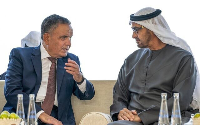 Cette photo fournie par le ministère des Affaires présidentielles des Émirats arabes unis montre (de droite à gauche) le président des Émirats arabes unis, le cheikh Mohamed bin Zayed al-Nahyan, en compagnie de Saleh Boucha, envoyé spécial du président algérien, au Sea Palace, à Abou Dhabi, la capitale des Émirats arabes unis, le 24 janvier 2023. (Crédit : Mohamed AL-HAMMADI/Ministère des Affaires présidentielles des Émirats arabes unis/AFP)