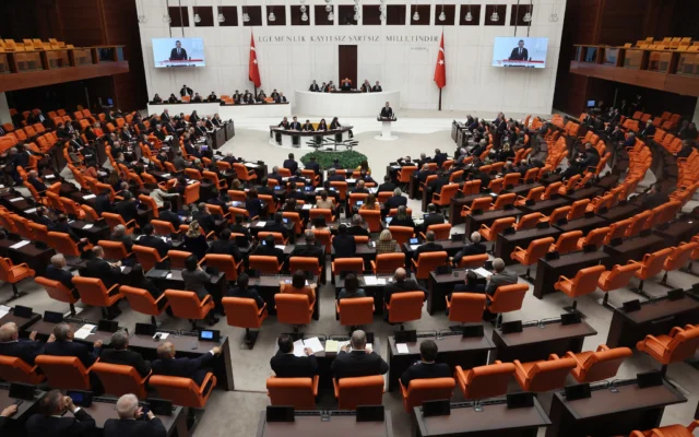 Photo d’illustration : des députés turcs assistent à une séance consacrée à l’examen du projet de loi de finances 2024 du gouvernement central à l’Assemblée générale de la Grande Assemblée nationale turque (TBMM) à Ankara, le 11 décembre 2023. (Crédit: Adem ALTAN / AFP)