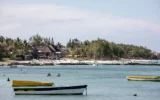 Des baigneurs et des touristes profitent de la mer près d'un complexe hôtelier privé à Trou d'Eau Douce, à l'île Maurice, le 7 janvier 2024. (Gianluigi Guercia/AFP)