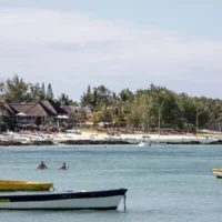 Des baigneurs et des touristes profitent de la mer près d'un complexe hôtelier privé à Trou d'Eau Douce, à l'île Maurice, le 7 janvier 2024. (Gianluigi Guercia/AFP)