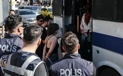Photo d'illustration : Des manifestants, les mains liées, montent dans un fourgon de police alors qu'ils sont interpellés par les forces de l'ordre, à l'issue de la marche des fiertés LGBT organisée dans le quartier de Kadıköy pour célébrer le Mois de la fierté à Istanbul, le 30 juin 2024. (Crédit: KEMAL ASLAN/AFP)