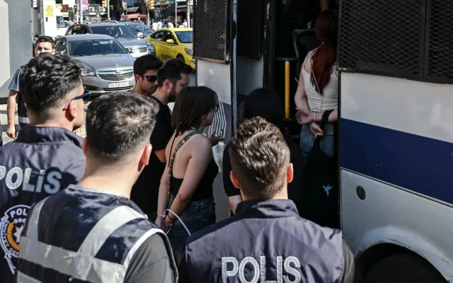 Photo d'illustration : Des manifestants, les mains liées, montent dans un fourgon de police alors qu'ils sont interpellés par les forces de l'ordre, à l'issue de la marche des fiertés LGBT organisée dans le quartier de Kadıköy pour célébrer le Mois de la fierté à Istanbul, le 30 juin 2024. (Crédit: KEMAL ASLAN/AFP)