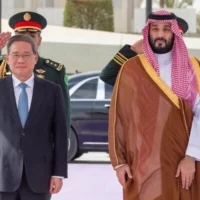 Le prince héritier saoudien Mohammed ben Salmane accueillant le Premier ministre chinois Li Qiang, à Ryad, le 11 septembre 2024. (Crédit : SPA/AFP)