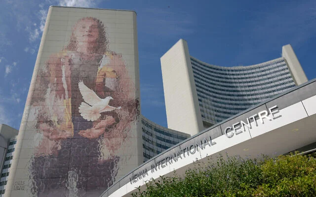 Le centre international de Vienne de l'ONU, siège de l'Agence internationale de l'énergie atomique (AIEA), lors de sa réunion du Conseil des gouverneurs, à Vienne, en Autriche, le 8 septembre 2025. (Crédit : Joe Klamar/AFP)