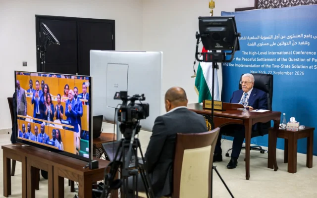 Sur cette photo fournie par le service de presse de l’Autorité palestinienne, le président de l’Autorité palestinienne Mahmoud Abbas applaudissant alors qu’il s’adresse par visioconférence à un sommet de l’ONU sur la solution à deux États à New York, depuis son quartier général à Ramallah, le 22 septembre 2025. (Crédit: Thaer GHANAIM / PPO / AFP) Sur cette photo fournie par le service de presse de l’Autorité palestinienne, le président de l’Autorité palestinienne Mahmoud Abbas applaudissant alors qu’il s’adresse par visioconférence à un sommet de l’ONU sur la solution à deux États à New York, depuis son quartier général à Ramallah, le 22 septembre 2025. (Crédit: Thaer GHANAIM / PPO / AFP)