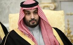 Le prince héritier d’Arabie saoudite, Mohammed ben Salmane, observant la scène lors d’une rencontre avec le président américain Donald Trump (hors champ), dans le Bureau ovale de la Maison Blanche, à Washington, le 18 novembre 2025. (Crédit : Brendan Smialowski/AFP)