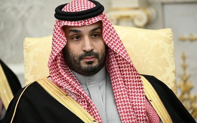 Le prince héritier d’Arabie saoudite, Mohammed ben Salmane, observant la scène lors d’une rencontre avec le président américain Donald Trump (hors champ), dans le Bureau ovale de la Maison Blanche, à Washington, le 18 novembre 2025. (Crédit : Brendan Smialowski/AFP)