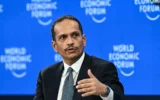 Le Premier ministre et ministre des Affaires étrangères du Qatar, le cheikh Mohammed bin Abdulrahman Al-Thani, s'exprime lors de la réunion annuelle du Forum économique mondial à Davos, le 20 janvier 2026. (Fabrice COFFRINI / AFP)