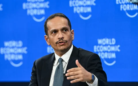 Le Premier ministre et ministre des Affaires étrangères du Qatar, le cheikh Mohammed bin Abdulrahman Al-Thani, s'exprime lors de la réunion annuelle du Forum économique mondial à Davos, le 20 janvier 2026. (Fabrice COFFRINI / AFP)