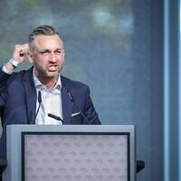 Ulrich Siegmund, tête de liste du parti d'extrême-droite « Alternative pour l'Allemagne » (AfD) pour les élections régionales, prononçant un discours lors du congrès régional de l'AfD, à Magdebourg, dans l'est de l'Allemagne, le 11 avril 2026. (Crédit : Ronny Hartmann/AFP)
