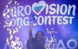 La chanteuse bulgare Dara, lauréate du Concours Eurovision de la chanson 2026 avec « Bangaranga », se produit devant la Galerie nationale d'art de Sofia, en Bulgarie, le 19 mai 2026, sous le logo de l'édition 2027, qui se tiendra à Bourgas, en Bulgarie. (Crédit : Nikolay DOYCHINOV/AFP)