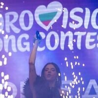 La chanteuse bulgare Dara, lauréate du Concours Eurovision de la chanson 2026 avec « Bangaranga », se produit devant la Galerie nationale d'art de Sofia, en Bulgarie, le 19 mai 2026, sous le logo de l'édition 2027, qui se tiendra à Bourgas, en Bulgarie. (Crédit : Nikolay DOYCHINOV/AFP)